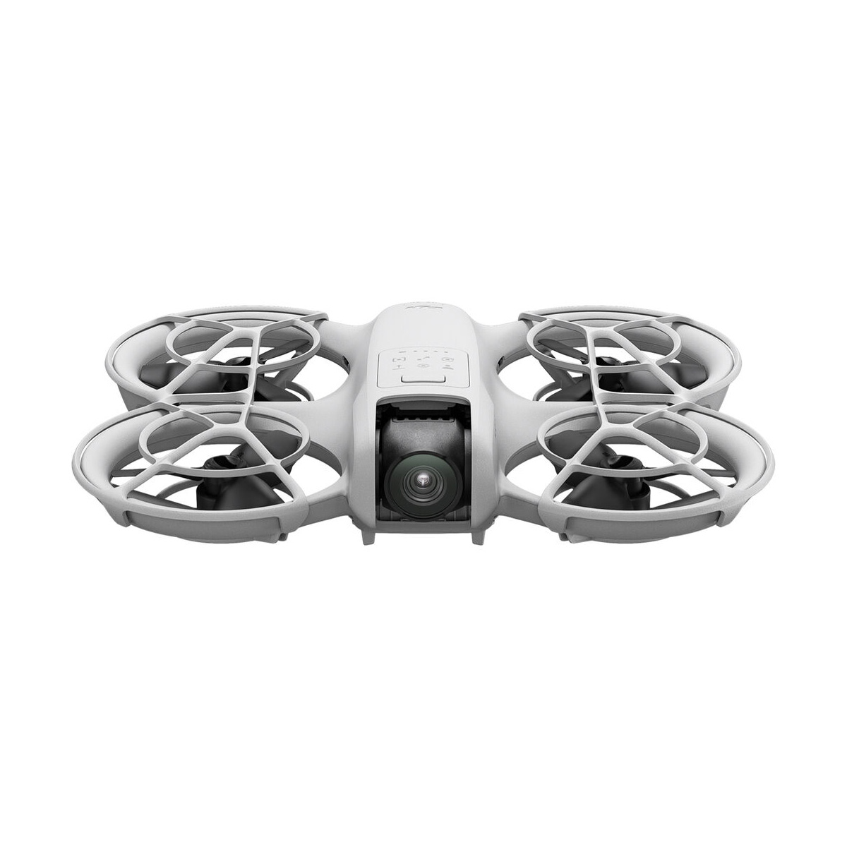 dji_neo_3 DJI Neo -lennokki on pienikokoinen, valkoinen nelikopteri, jossa on neljä suojattua potkuria ja etukamera, joka näkyy edestä valkoista taustaa vasten.