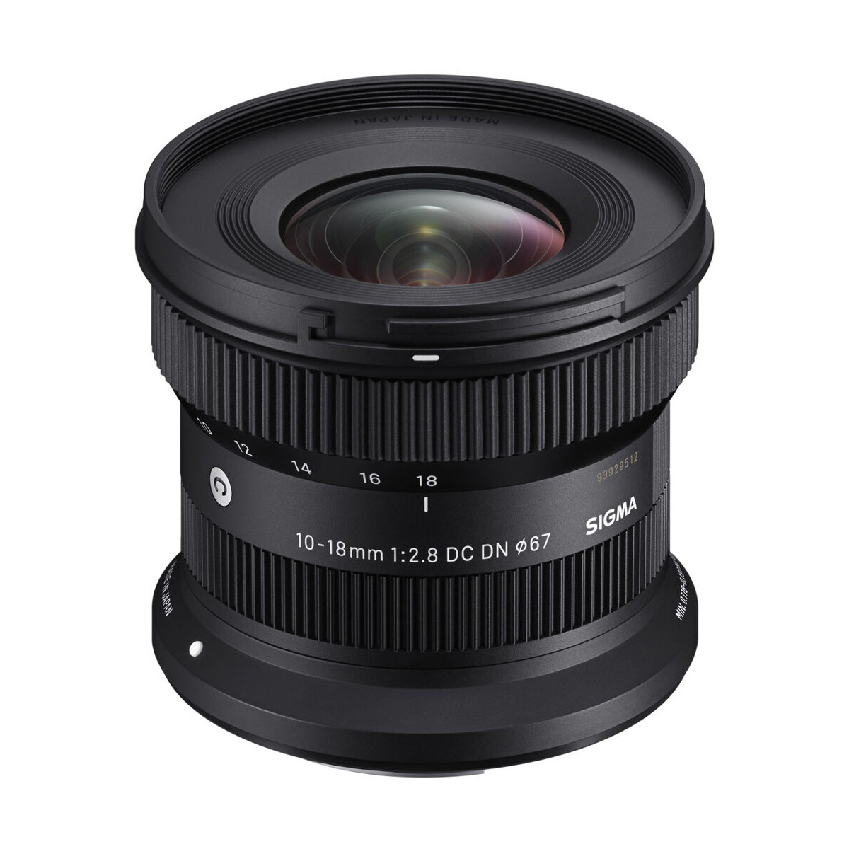 Musta Sigma 10-18mm f/2.8 DC DN -objektiivi Canon RF:lle, jossa on näkyvät lasielementit ja polttovälin merkinnät, näkyy valkoista taustaa vasten.