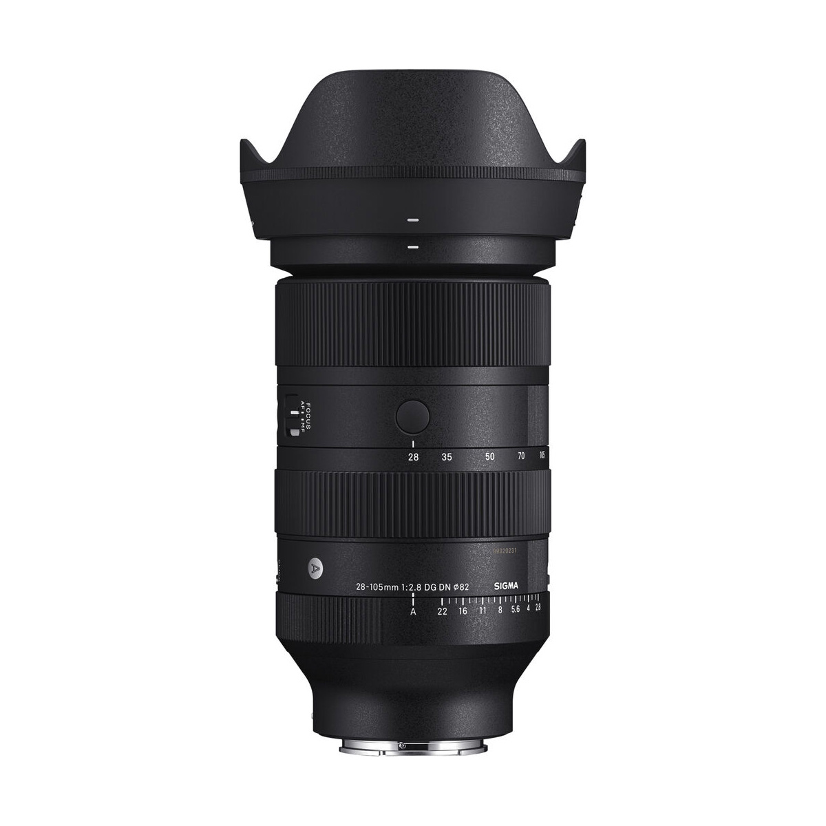 Musta Sigma 28-105mm f/2.8 DG DN A -objektiivi Sony FE:lle seisoo pystyssä valkoista taustaa vasten, ja siinä on terälehden muotoinen huppu, zoomaus- ja tarkennusrenkaat sekä polttovälin merkinnät.
