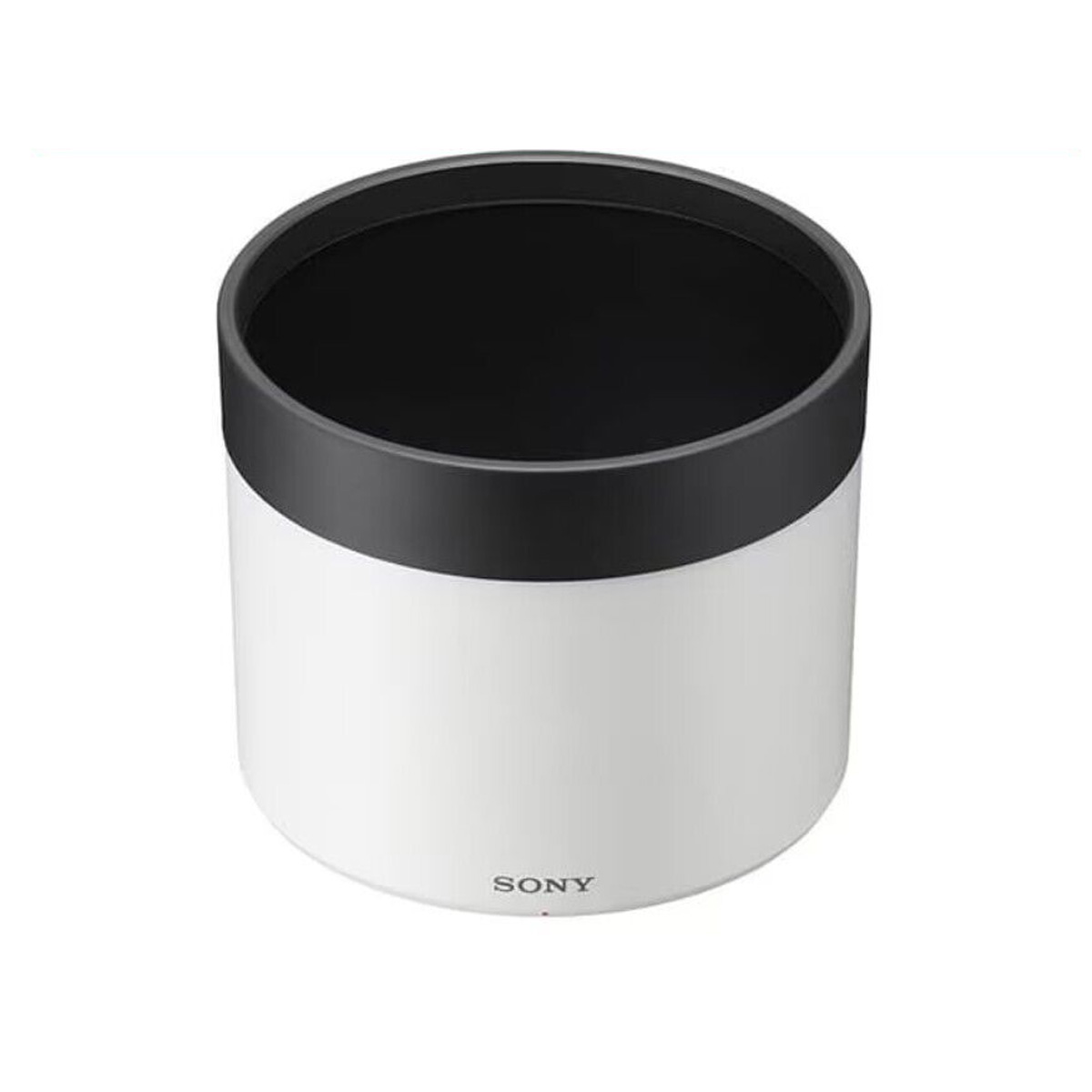 Lieriön muotoinen valkoinen ja musta Sony ALC-SH157 -vastavalosuoja, jossa on Sony-logo edessä, leveä avoin yläosa ja sileät sivut, kuvattuna valkoista taustaa vasten.