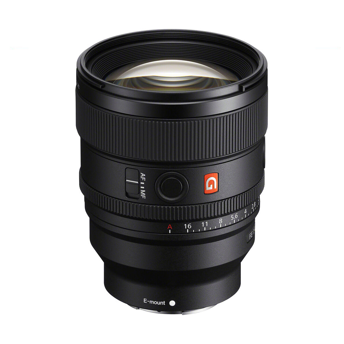 Sony FE 85mm f/1.4 GM II -objektiivi, jossa on leveä zoomausrengas, aukkomerkinnät ja punainen G-logo, seisoo pystyssä valkoisella taustalla. Lisävaihtohyvitys 100€.