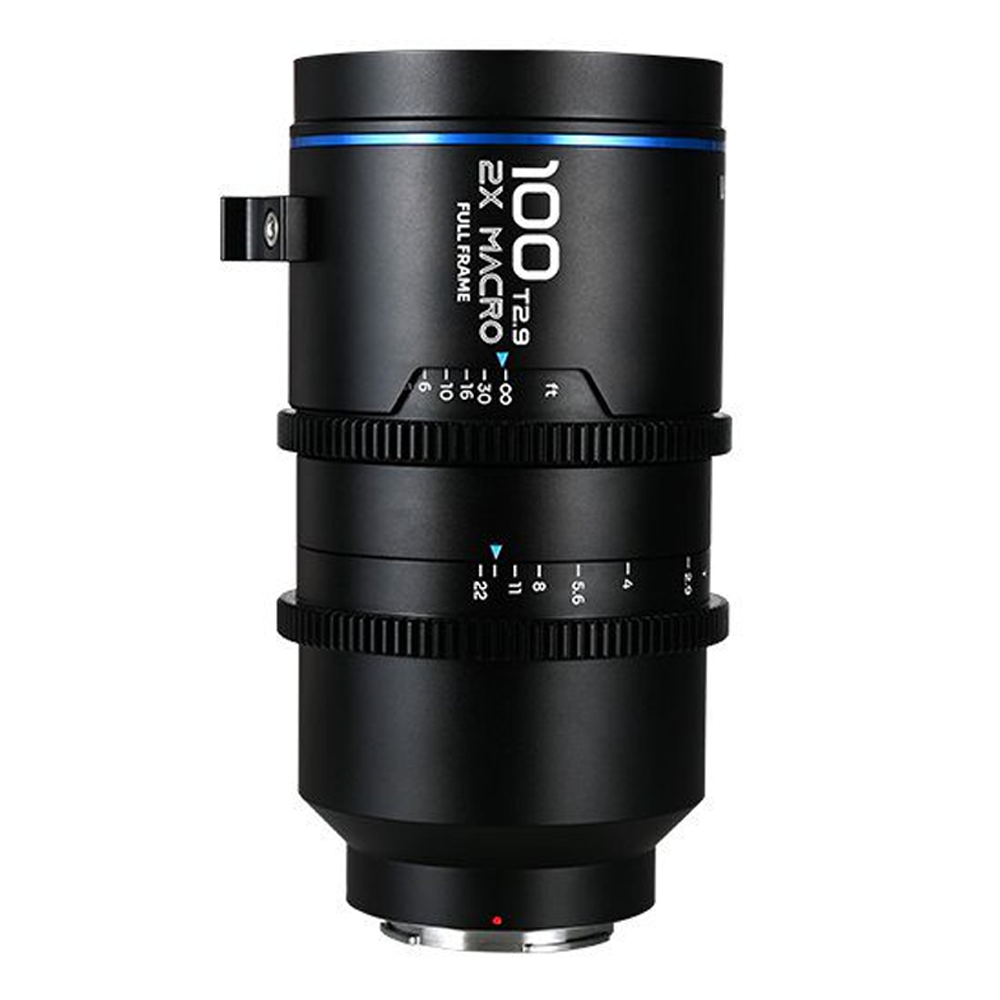 Laowa 100mm T2.9 2X Macro APO - PL Cine -objektiivi, jossa on valkoisilla ja sinisillä merkinnöillä varustetut tarkennus- ja aukkorenkaat, on kuvattu pystyasennossa valkoisella pohjalla.