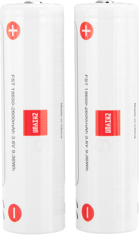 Kaksi valkoista Zhiyun-akkua Weebill Lab / Weebill S (2-pack), merkinnällä 18650 2600mAh 3.7V 9.36Wh, seisovat pystyssä vierekkäin näkyvillä positiivisilla ja negatiivisilla napeilla.