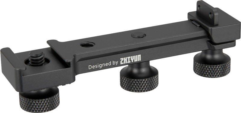 Zhiyun Multi-Functional Extension Plate for Weebill S on musta metallinen kameran lisävaruste, jossa on kolme säädettävää nuppia, kiinnitysaukot ja jossa on merkintä "Designed by ZHIYUN.".