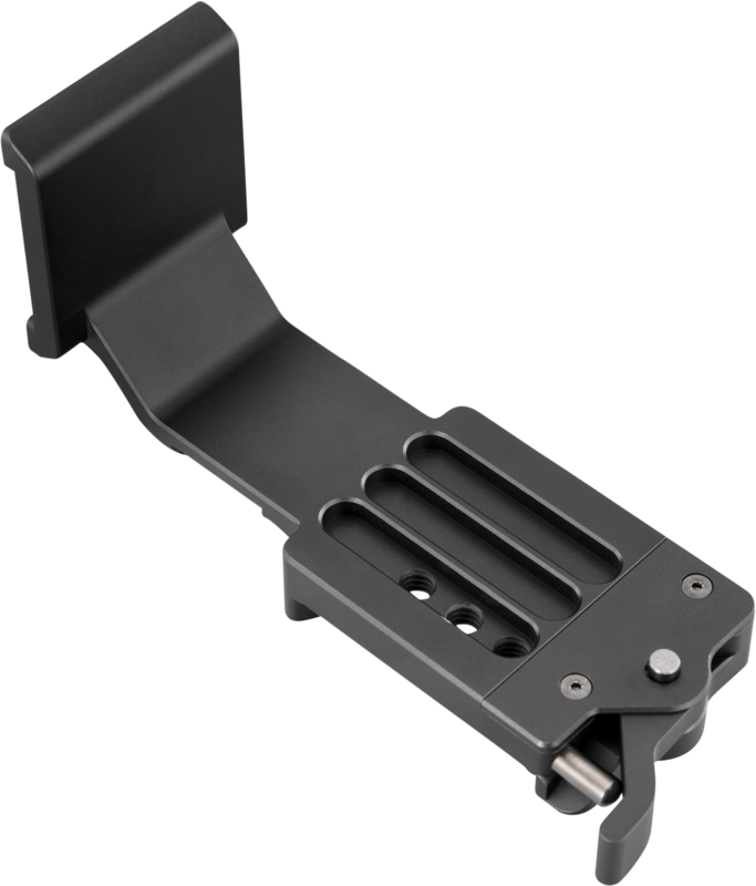 Zhiyun Crane 2S DualCam Extension Module, musta metallinen kiinnike, jossa on kulmikas muotoilu, uraurat, useita ruuvinreikiä ja pikakiinnike toisessa päässä, näkyy vaaleaa taustaa vasten.