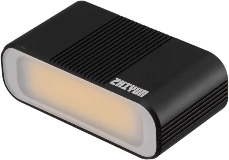 Kompakti, suorakaiteen muotoinen musta LED-valo, jossa on himmeä etupaneeli, Zhiyun TransMount Magnetic Fill Light for Smooth 5 -valaisimessa on Zhiyun-brändinimi painettuna päälle.