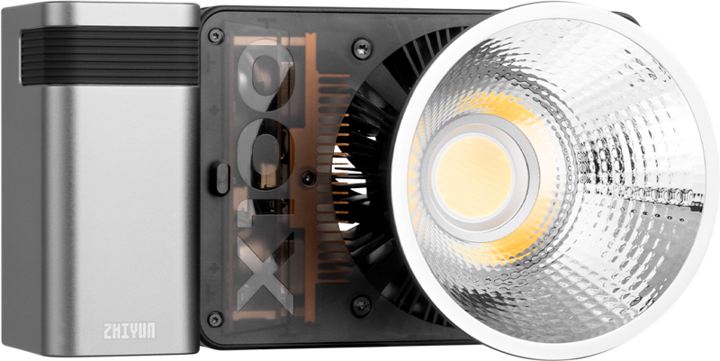Zhiyun LED Molus X100 COB Light Combo -LED-valo -valaisimen lähikuvassa näkyy sen metallinen kotelo, altis jäähdytyselementti ja suuri kuvioitu heijastin, jossa on keskeinen LED-lamppu.