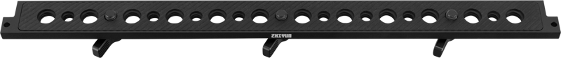 Zhiyun Extension Plate on musta, suorakulmainen metalliteline, jossa on tasaisin välein ympyränmuotoisia ja soikeita aukkoja ja joka on asennettu kolmen pystytuen varaan. Keskellä on valkoinen sana ZEXTRON.