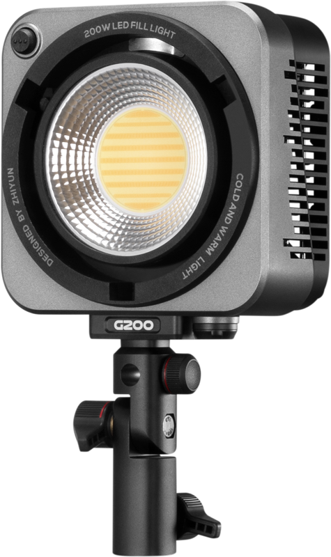 Lähikuva Zhiyun LED Molus G200 COB Light -LED-valosta, neliönmuotoisesta mustasta 200W LED-täytevalosta, jossa on pyöreä etulinssi ja jäähdytysaukot sivuilla ja joka on asennettu säädettävään jalustaan.