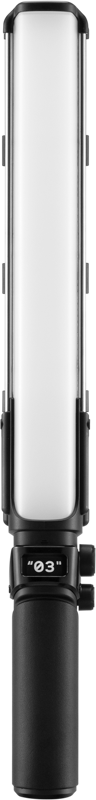 Zhiyun Led Fiveray V60 Wand Light on käsikäyttöinen LED-valosauva, jossa on suorakulmainen valopaneeli, musta kahva, ohjauspainikkeet ja digitaalinen näyttö kahvassa.