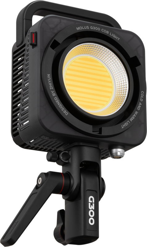 Zhiyun LED Molus G300 COB -valaisin mustana, jossa on keltainen keskimmäinen LED, joka on asennettu säädettävään mustaan jalustaan, jossa on sivusaukot ja yläkahva näkyvissä.
