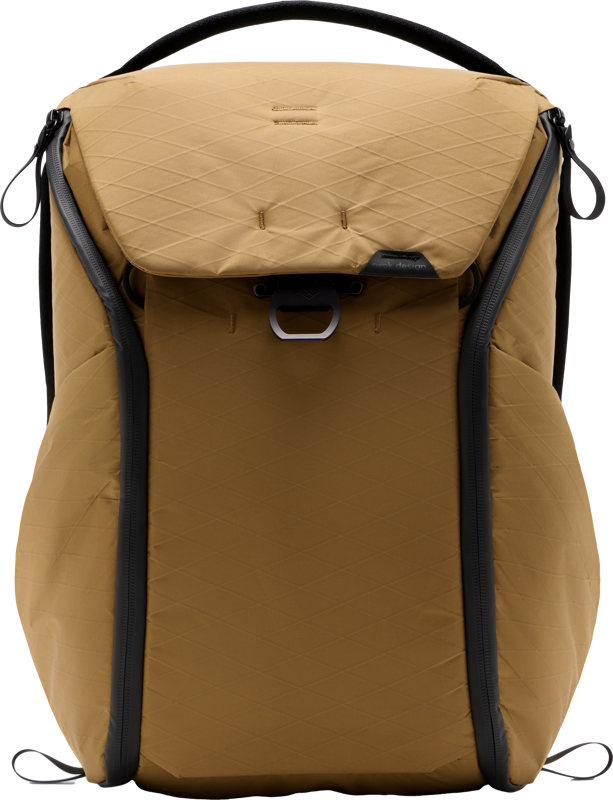 Peak Design Everyday Backpack v2 20L in Coyote -repussa on ruskehtava, kuvioitu viimeistely, mustat vetoketjut edessä, yläkahva ja hopeinen D-rengassuljenta etuläpän päällä tyylikkään, modernin ilmeen takaamiseksi.