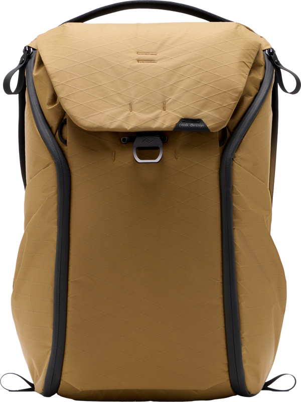 Peak Design Everyday Backpack v2 30L - Coyote -repussa on ruskehtava, moderni muotoilu, jossa on geometrisia kuvioita, diagonaaliset mustat vetoketjut molemmilla sivuilla, metallinen etusuljenta ja läppäsuljenta.