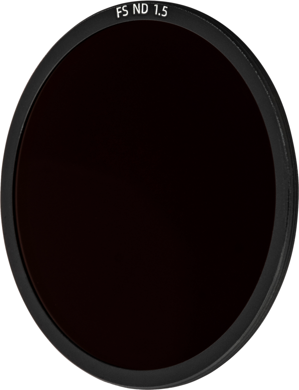 NiSi Cine Filter FS ND 1.5 (5 Stop) for Athena PL-Mount Lenses -harmaasuodin on pyöreä tummaa lasia ja mustaa metallia sisältävä kehys, joka näkyy vaaleaa taustaa vasten.