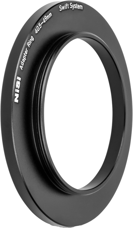 NiSi Filter Swift System Adapter Ring 40.5-49mm -soviterenkaasun musta, kameran objektiiveille valmistettu NiSi Filter Swift System Adapter Ring 40.5-49mm -soviterenkaasun musta, seisoo pystyssä vaaleanharmaalla pohjalla.