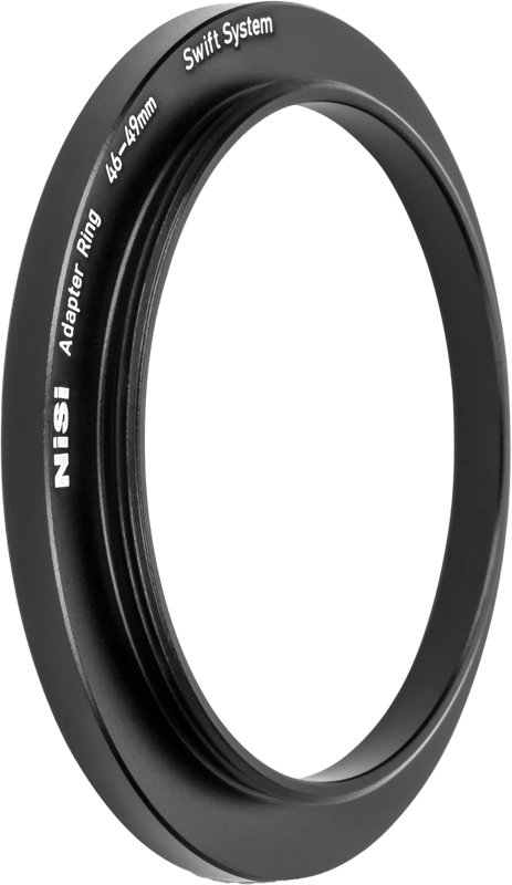 800q-01_128521 NiSi Filter Swift System Adapter Ring 46-49mm -soviterengas, jossa on musta viimeistely ja valkoinen reunateksti, näkyy vaaleaa taustaa vasten.