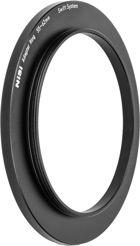 800q-01_128523 NiSi-suodatin Swift System Adapter Ring 55-62mm -soviterengas on kuvattu kulmassa tavallisella pohjalla, ja sen etiketti on näkyvissä.