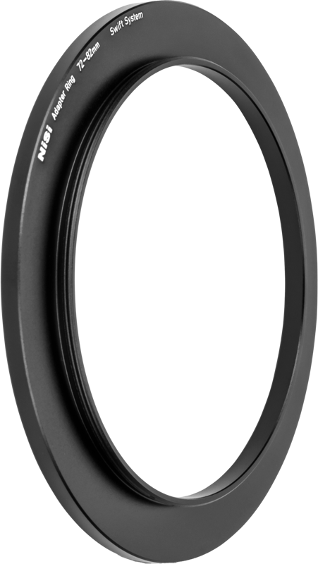 800q-01_128526 Musta pyöreä kameran objektiivin sovitinrengas, jossa on merkintä "NiSi Filter Swift System Adapter Ring 67-82mm -soviterengas", näkyy valkoisella pohjalla.