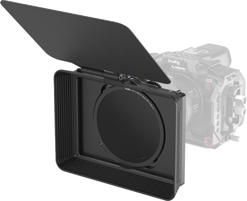 SmallRig 4411 Matte Box with Adjustable Clamp and VND Kit, jossa on hiilikuituinen ylälippu ja ympyräsuodatin, on asennettu kamerarunkoon, ja osa kameran rungosta näkyy taustalla.