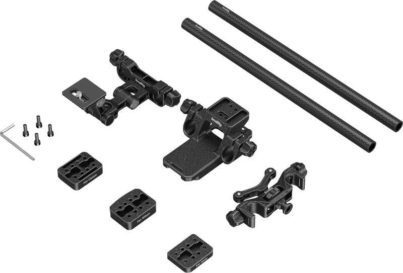 SmallRig 4722 Wildlife Photography Lens Support Kit (Touch & Go Plate S) sisältää mustat metallikannattimet, hiilikuitutangot, kolme kiinnityslevyä, ruuvit, kuusiokoloavaimen ja pienet osat, jotka kaikki näkyvät vaalealla taustalla.