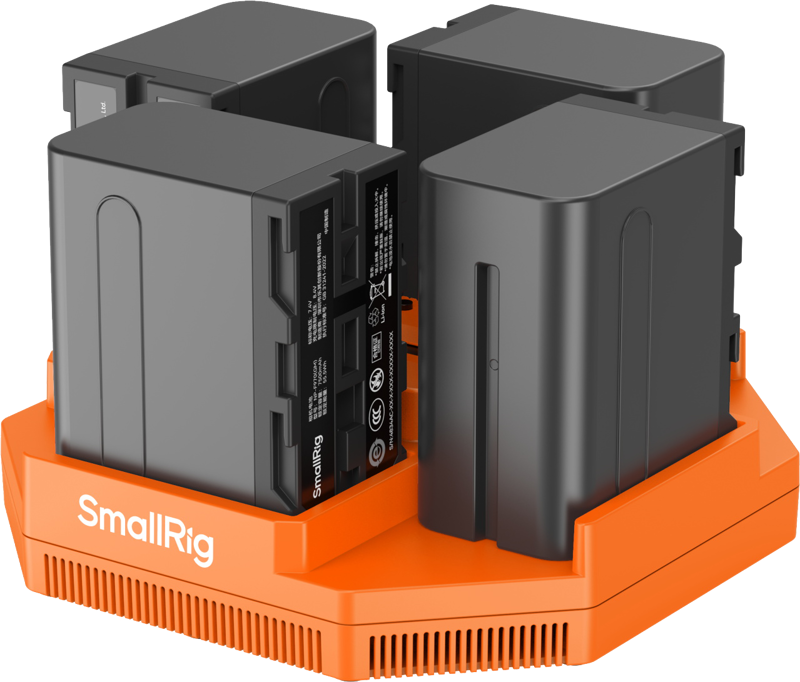 SmallRig 4834 4-kanavainen kameran akkulaturi + NP-F970-akkusarja pitää neljä mustaa suorakulmaista kameran akkua pystyssä valmiina latausta varten.