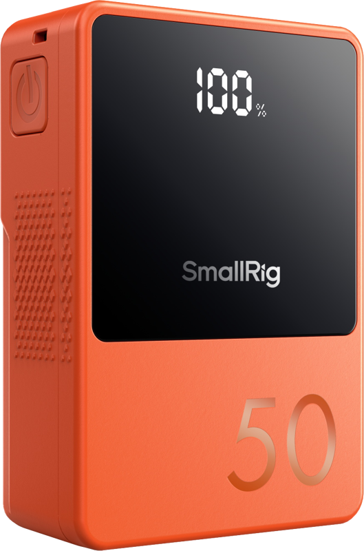 SmallRig 4871 V-Mount Battery Mini VB50 (oranssi) sisältää mustan digitaalinäytön, jossa näkyy 100 %, etupuolen alaosaan painetun numeron 50 ja sivussa olevan virtapainikkeen.