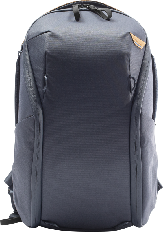 Peak Design Everyday Backpack Zip v2 15L - Midnight on tyylikäs, tummanharmaa malli, jossa on strukturoitu etuosa, kaksi sivutaskua ja yläkahva, jotka näkyvät valkoisella pohjalla.