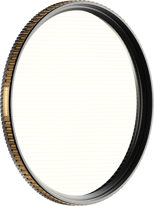 PolarPro Quartzline GoldMorphic 67mm -suodattimen lähikuvassa näkyy lasin poikki kulkevat hienot vaakasuorat viivat, joiden reunaan on merkitty "GOLDMORPHIC". Kultainen ja musta suodatin on eristetty vaaleaa taustaa vasten.