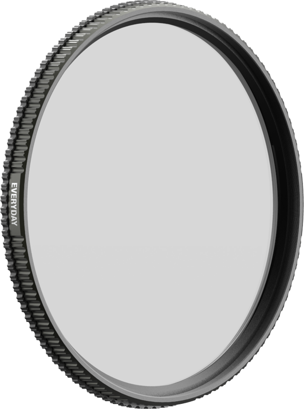 800q-01_129517 PolarPro Shortstache Everyday Mist 1/4 / PL 43mm -suodattimen lähikuvassa näkyy sen kuvioitu musta metallireunus ja kirkas lasikeskiö, jonka kyljessä on merkintä EVERYDAY.