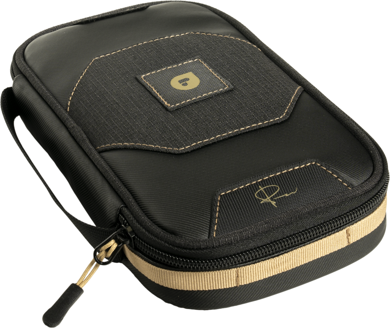 PolarPro Helix 4-Slot Filter Case on musta vetoketjullinen pussi, jossa on ruskehtavat korostukset, pieni kahva, koristeompeleet ja neliön muotoinen laastari, jossa on logo edessä.