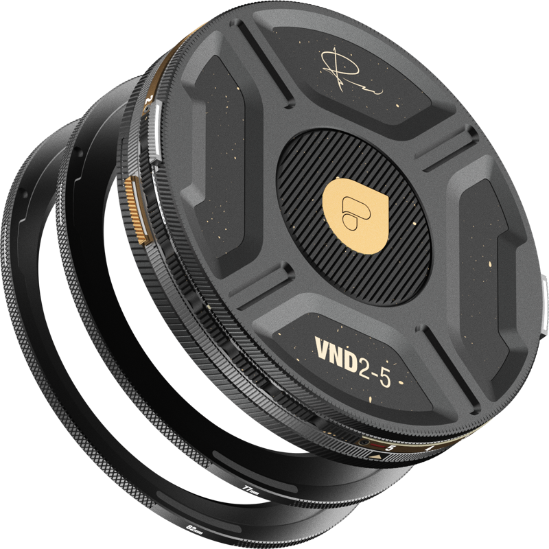 PolarPro Helix VND 2-5 stop Kit on musta-kultainen kameran linssisuodatin, jossa on kuvioidut kahvareunat, keskellä oleva logo ja allekirjoitus korkissa, joka näkyy vaalealla taustalla.