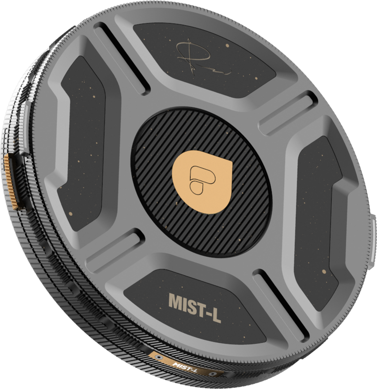 PolarPro Helix Mist Light 1/8 -suodattimen lähikuvassa näkyy harmaa ja musta linssinsuojus, jossa on merkintä "MIST-L" ja kultainen tunnus keskellä, allekirjoitus yläreunassa, kuvioidut yksityiskohdat ja metalliset korostukset.