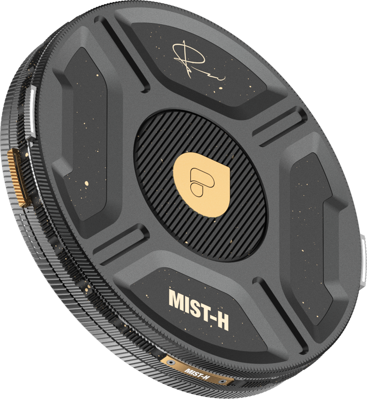 PolarPro Helix Mist Heavy 1/2 -suodattimessa on musta ja kultainen linssinsuojus, jossa on merkintä "MIST-H", allekirjoitus, pyöreä kultainen tunnus ja kuvioidut metalliset muotoilukohdat.