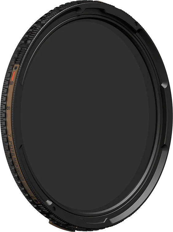 PolarPro Helix Chroma 2-5 stop PMVND / PL / BlackMist on pyöreä linssisuodatin, jossa on tumma lasi, kuvioitu musta kehys, kaiverretut merkinnät ja kultainen etiketti ulkoreunassa.