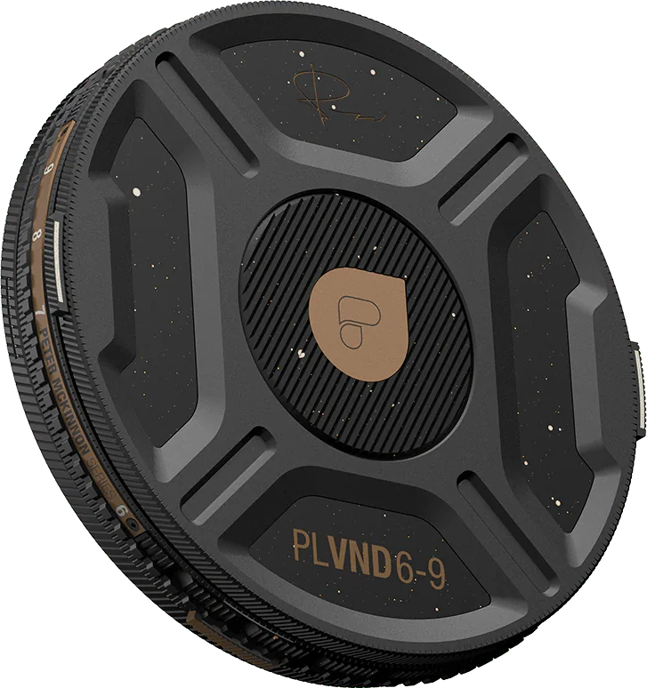 PolarPro Helix 6-9 Stop PMVND/PL -suodattimen lähikuvassa näkyy sen musta-kultainen pyöreä muotoilu, kuvioidut kahvan reunat, hajallaan olevat kultaiset pilkut ja kaiverretut logot vaaleaa taustaa vasten.