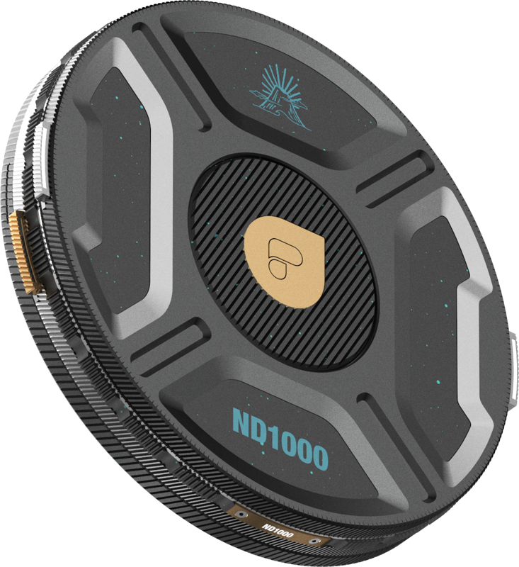 PolarPro Helix ND1000 (10-stop) -suodattimessa on musta muotoilu, jossa on metallisia korostuksia, harjatut reunat, sininen teksti, kultainen logo keskellä ja sininen grafiikka lähellä yläreunaa. Suodatin on kulmikas valkoisella pohjalla.