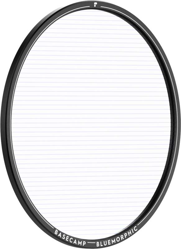 PolarPro Basecamp Circular BlueMorphic -suodatin on pyöreä linssisuodatin, jossa on ohut musta kehys, jossa on merkintä BASECAMP BLUEMORPHIC, ja kirkas lasi, jossa on hienovaraisia vaakasuoria sinisiä viivoja.