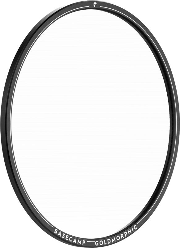800q-01_129574 Ohut, musta, pyöreä, metallinen PolarPro Basecamp Circular GoldMorphic -suodatin, jonka alareunassa lukee "BASECAMP GOLDMORPHIC", kuvassa valkoista taustaa vasten.