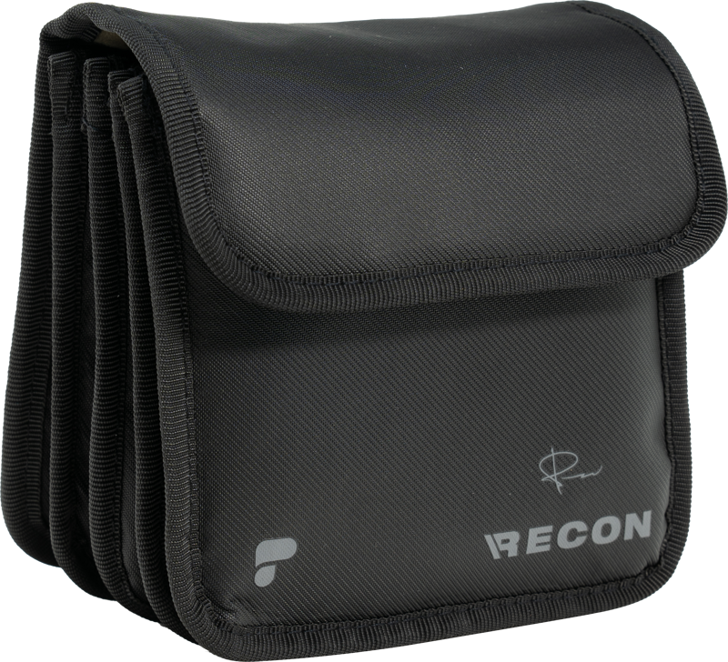 800q-01_129593 PolarPro Recon Multi-Filter Pouch on musta, kokoontaitettava kotelo, jossa on läppäsuljenta, RECON- ja tuotemerkin logot edessä ja useita lokeroita. Se on valmistettu kestävästä, kuvioidusta kankaasta suodattimien järjestettyä ja turvallista säilytystä varten.