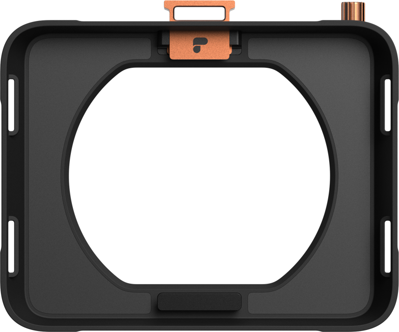 PolarPro Nano MatteBox 4x5" 114 mm:n puristimella on suorakulmainen musta ja kuparinen kameran linssisuodattimen pidike, jossa on suuri pyöreä keskiaukko ja pienet reunaleikkaukset.