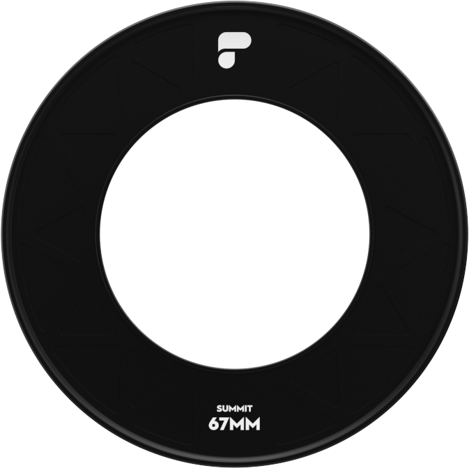 Musta pyöreä PolarPro Summit Thread Plate 62 mm:n kameran objektiivisovitin, jossa on leveä keskiaukko, pieni valkoinen logo yläreunassa ja valkoinen teksti "SUMMIT 62MM" alareunassa.
