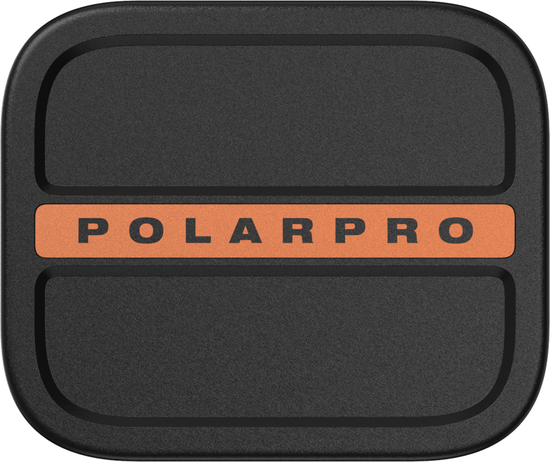 Musta suorakulmainen kotelo, jossa on pyöristetyt reunat ja "POLARPRO" rohkeilla mustilla kirjaimilla oranssilla raidalla keskellä PolarPro Litechaser iPhone 15 Defender Plate Replacement.