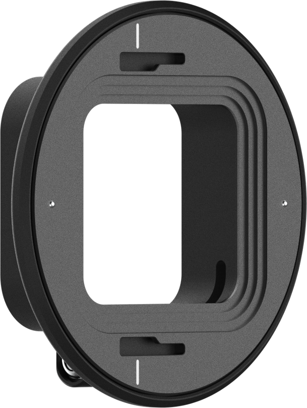 PolarPro Moment Anamorphic Lens Adapter on pyöreä, musta, litteä sovitin, jossa on keskellä suorakulmainen leikkaus, pystysuorat urat sisäreunassa, kaksi valkoista kohdistusmerkkiä ja pienet ruuvit kehyksen kummallakin puolella.