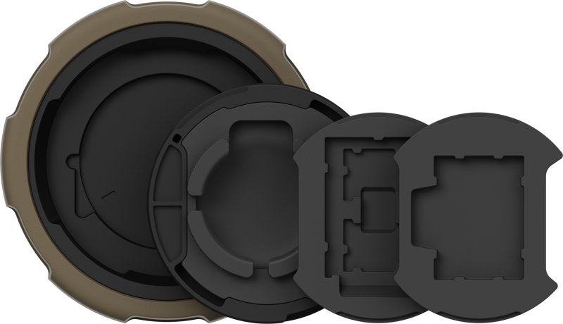 PolarPro Defender Pro Lens Cap Medium (70-80mm), musta, näkyy valkoisella pohjalla, mikä korostaa sen tyylikästä, kestävää muovista muotoilua ja tarkkaa istuvuutta kameran objektiiveille.