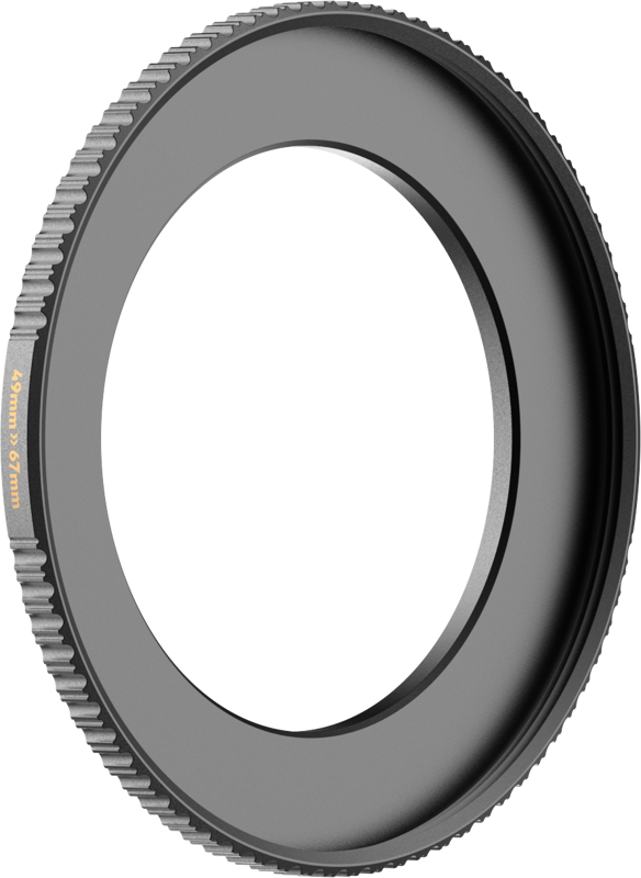 PolarPro Step-Up Ring 49mm-67mm -soviterengas -rengas, jossa on nystyröidyt reunat, mahdollistaa 67 mm:n suodattimien kiinnittämisen 49 mm:n kierteellä varustettuihin objektiiveihin. Kuvattu tavallisella valkoisella pohjalla.
