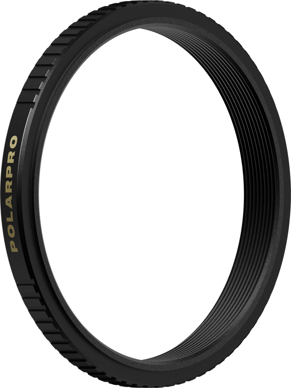 Musta PolarPro Fuji X100 -suodattimen sovitin 49mm (soviterengas), jossa on harjattu reuna ja kultainen tuotemerkki, näkyy valkoista taustaa vasten.