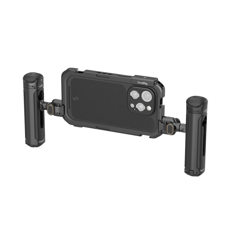 SmallRig 5005 Mobile Dual Handheld Kit iPhone 16 Pro Max -laitteelle sisältää tukevan mustan kotelon, jossa on kaksi irrotettavaa mustaa kahvaa, jotka muuttavat laitteesi kompaktiksi kannettavaksi peli- tai kuvauslaitteeksi.