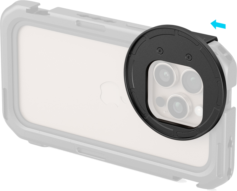 Lähikuva iPhone 16 -puhelimesta SmallRig 5010 Attachable Filter Adapter (67 mm) -häkissä, kun musta suodatinsuojus on osittain poistettu ja kameran linssit ovat näkyvissä. Sininen nuoli osoittaa, miten suojus liu'utetaan pois.