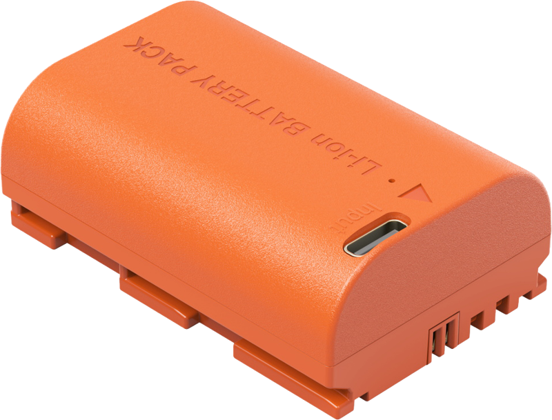 SmallRig 4968 USB-C ladattava kamera-akku LP-E6NH on oranssi litiumioniakku, jossa on pyöristetyt reunat, tuloliitäntäportti ylhäällä, "Li-Ion BATTERY PACK" kohokuvio pinnassa ja liitinpaikat alapuolella.