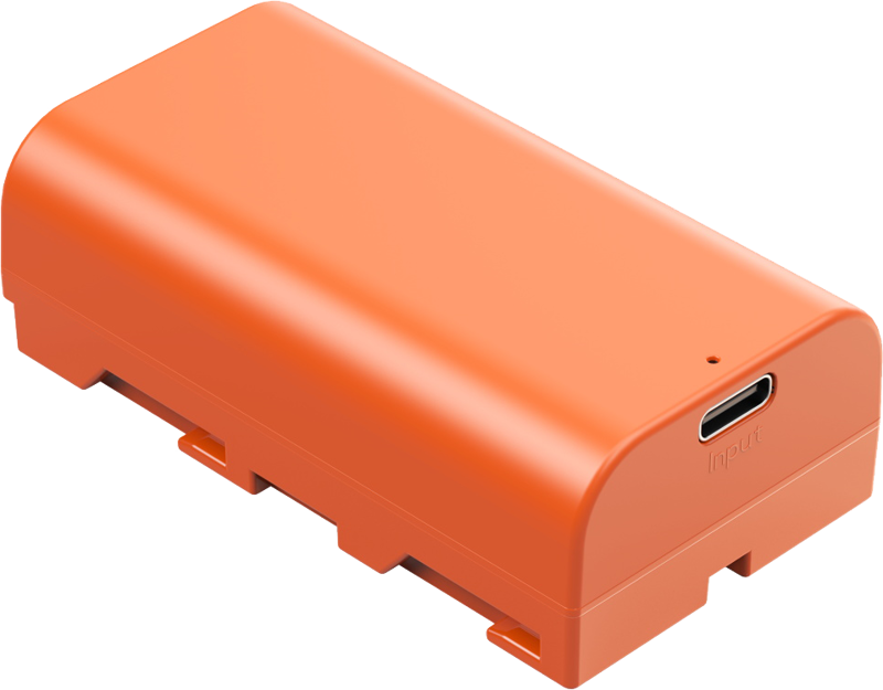 SmallRig 4971 USB-C ladattava kamera-akku NP-F550 on oranssi, suorakaiteen muotoinen akku, jossa on pyöristetyt reunat ja jonka toisessa päässä on USB-C-tuloliitäntä valkoista taustaa vasten.